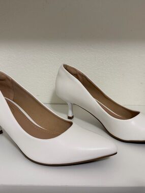 Classic Women's White Pointed-Toe Kitten Heel Pumps